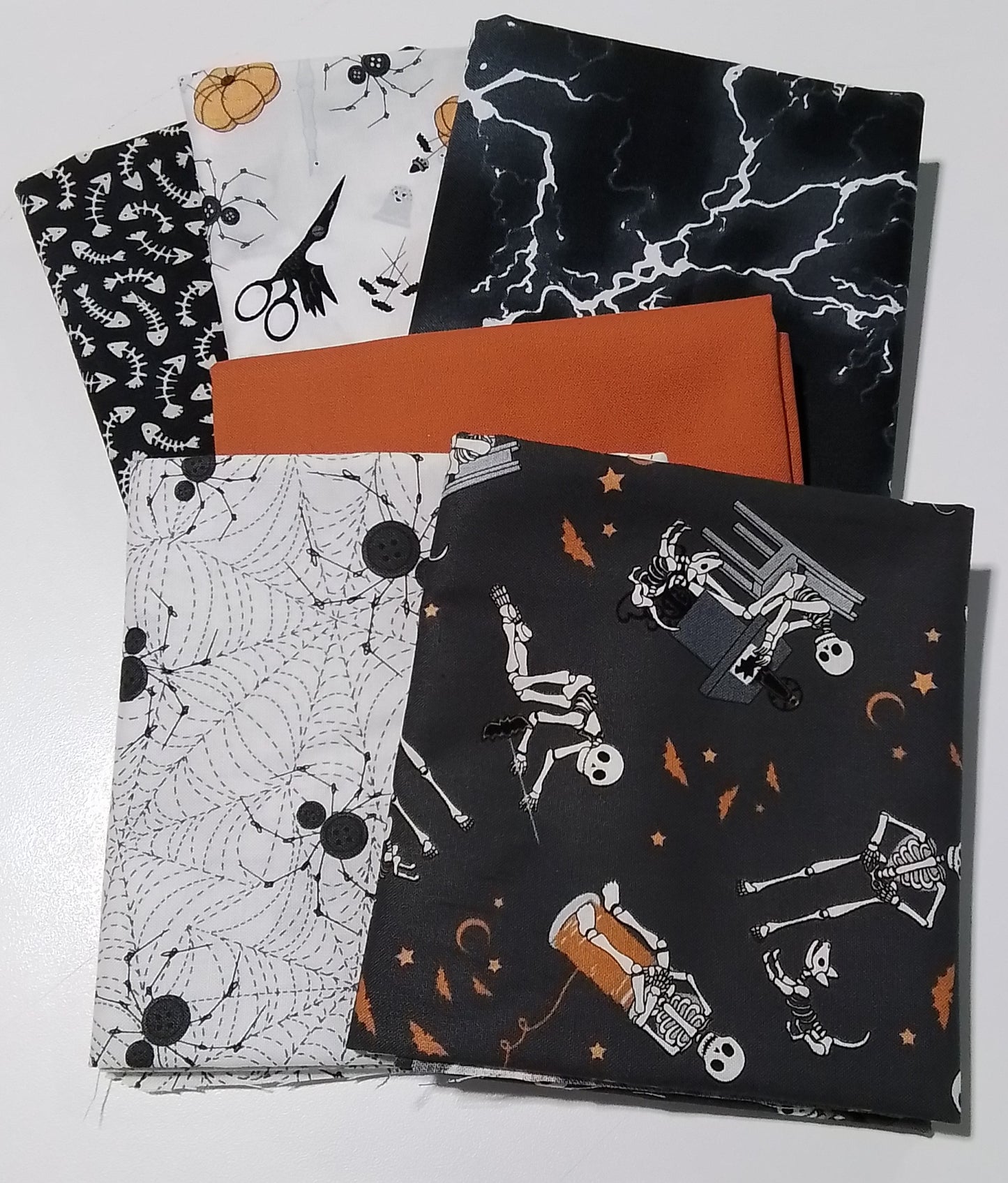 Mystery 5-0 Mini Mystery FQ Bundle - Spooky